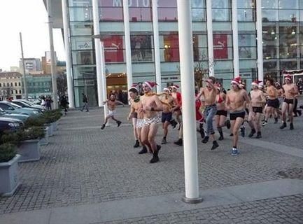 По центру Днепропотревска пробежались "Деды Морозы" в белье По центру Днепропотревска пробежались "Деды Морозы" в белье