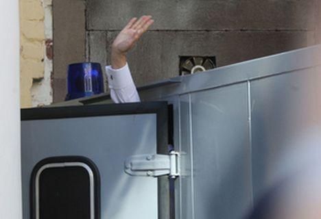 Тимошенко встретила 2012 год с сокамерницей, а ее сторонники - под колонией Тимошенко встретила 2012 год с сокамерницей, а ее сторонники - под колонией