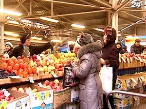 Українці витрачають половину зарплати на їжу