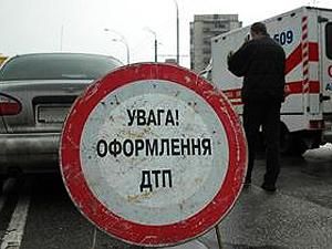 В Киеве "Ланос" упал с 6 метров. Двое травмированных