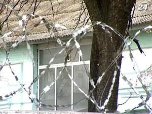 Власенко: У камері Тимошенко ведеться цілодобове відеоспостереження і постійно горить світло Власенко: У камері Тимошенко ведеться цілодобове відеоспостереження і постійно горить світло