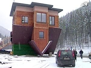 Дом наоборот появился в одном из сел Прикарпатья Дом наоборот появился в одном из сел Прикарпатья