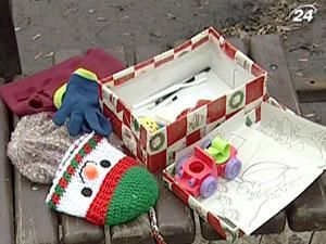 Дітям на благодійній ялинці дарували "гуманітарні" подарунки Дітям на благодійній ялинці дарували "гуманітарні" подарунки