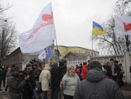 Прихильники Тимошенко встановили агітаційні намети біля Качанівської колонії