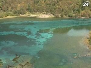 Ежегодно китайский заповедник Цзючжайгоу посещает 2 млн туристов Ежегодно китайский заповедник Цзючжайгоу посещает 2 млн туристов