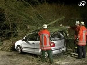 В Германии шквальный ветер валил деревья и срывал крыши В Германии шквальный ветер валил деревья и срывал крыши