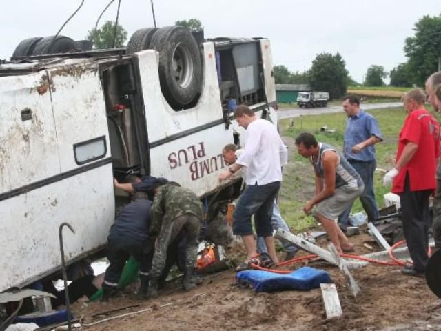 В Китае автобус с пассажирами упал с моста В Китае автобус с пассажирами упал с моста