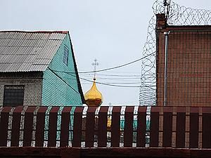 Возле колонии с Тимошенко разворачивают пожарные рукава Возле колонии с Тимошенко разворачивают пожарные рукава