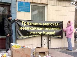 Столичні активісти вимагають звільнити метро від стихійної торгівлі Столичні активісти вимагають звільнити метро від стихійної торгівлі