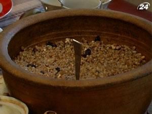 З появою на небі першої зірки родини збираються за столом З появою на небі першої зірки родини збираються за столом