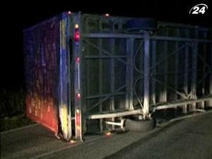 У Німеччині шторм "Андреа"перекинув багатотонну вантажівку У Німеччині шторм "Андреа"перекинув багатотонну вантажівку