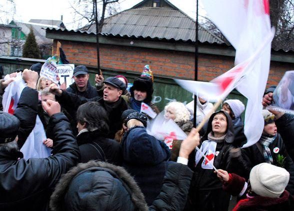 Возле Качановской колонии собрались около 200 человек