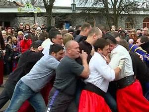 Запорожье: на Рождество казаки боролись стенка на стенку Запорожье: на Рождество казаки боролись стенка на стенку