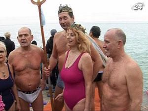 В Крыму 150 моржей осуществили рождественский заплыв В Крыму 150 моржей осуществили рождественский заплыв