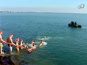 Полсотни крымчан съехались в Евпатории на слет моржей Полсотни крымчан съехались в Евпатории на слет моржей