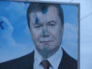 За окрашенное лицо Януковича на билборде, открыли дело