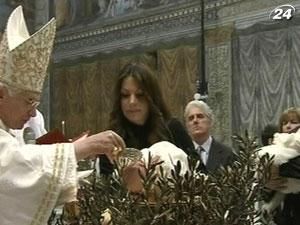 Бенедикт XVI охрестив 16 дітей у Сікстинській капелі