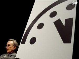 Часы, отсчитывающие время до конца света, перевели вперед Часы, отсчитывающие время до конца света, перевели вперед