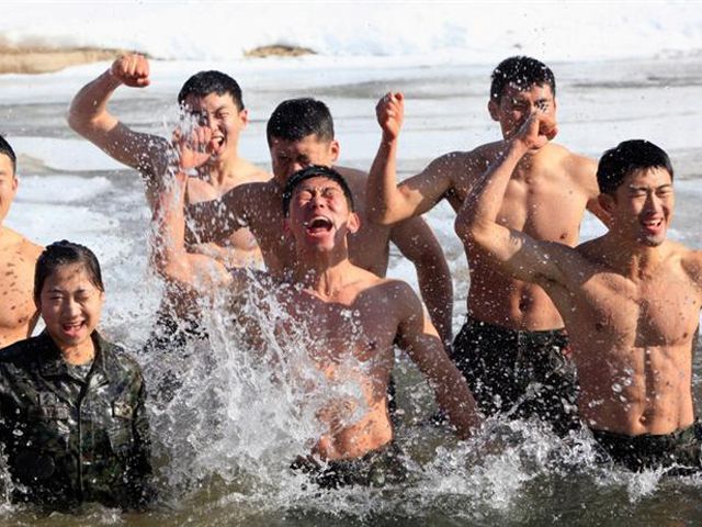У Південній Кореї десантників загартовують крижаною водою та снігом