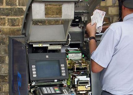 В Борисполе мужчина ломом пытался взломать банкомат В Борисполе мужчина ломом пытался взломать банкомат