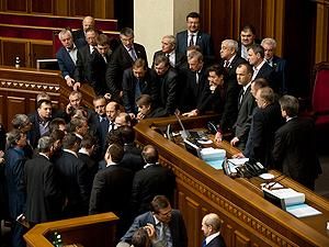 БЮТовцы стульями заблокировали президиум парламента