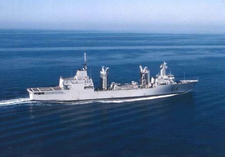 Сомалийские пираты напали на военный корабль, перепутав его с грузовым Сомалийские пираты напали на военный корабль, перепутав его с грузовым