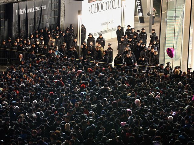 Розлючені китайці закидали яйцями магазин Apple у Пекіні Розлючені китайці закидали яйцями магазин Apple у Пекіні