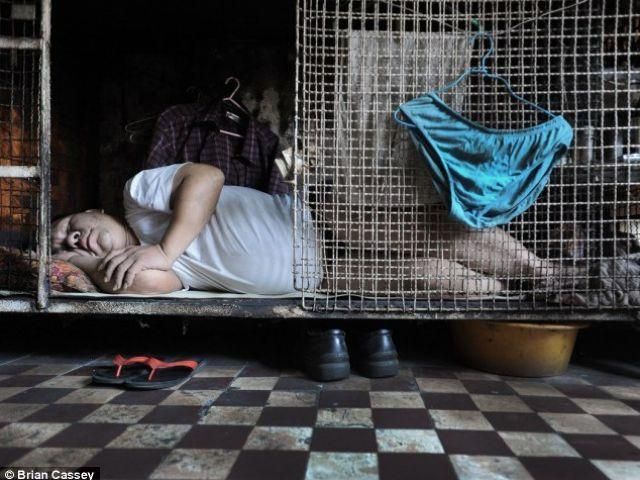 Жителям Гонконга из-за недостатка места приходится жить в клетках Жителям Гонконга из-за недостатка места приходится жить в клетках