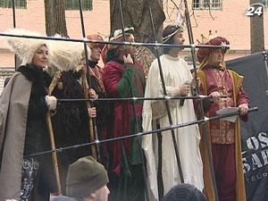 Під Лук’янівським СІЗО влаштували різдвяний вертеп Під Лук’янівським СІЗО влаштували різдвяний вертеп