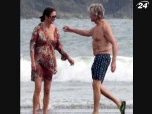 Беременная Кэтрин Зета-Джонс продемонстрировала животик на Гавайях Беременная Кэтрин Зета-Джонс продемонстрировала животик на Гавайях