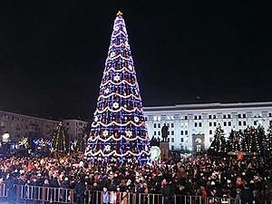 Возле центральной елки в Луганске пьяный въехал в толпу людей