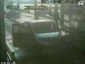 У Китаї чоловік захопив автомобіль, погрожуючи пістолетом У Китаї чоловік захопив автомобіль, погрожуючи пістолетом