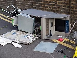 В Манчестере злоумышленники прорыли туннель к банкомату В Манчестере злоумышленники прорыли туннель к банкомату