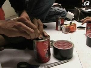 Індонезійці із підручних матеріалів збирають фотоапарати Індонезійці із підручних матеріалів збирають фотоапарати