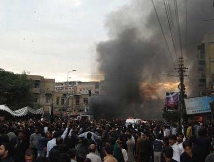 В Пакистане при взрыве на похоронах погибли 18 человек В Пакистане при взрыве на похоронах погибли 18 человек