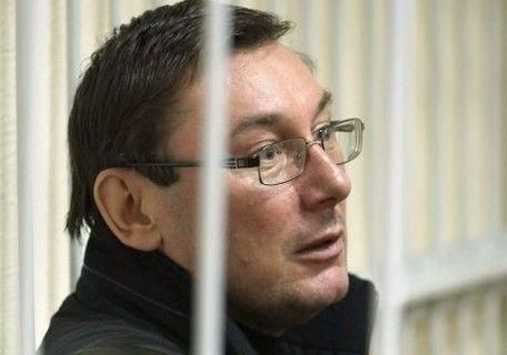 Луценко считает, что суду дали указание завершать его дело