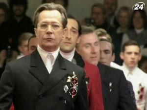 Prada запросила відомих акторів втілити моделей на її фешн-шоу Prada запросила відомих акторів втілити моделей на її фешн-шоу