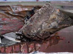 Із лайнера Costa Concordia витікає невідома речовина Із лайнера Costa Concordia витікає невідома речовина