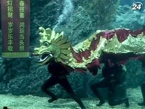 До китайського Нового року у Таїланді влаштували підводну виставу До китайського Нового року у Таїланді влаштували підводну виставу