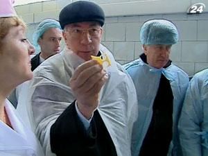 Азаров: Підстав для обмеження імпорту українських сирів немає Азаров: Підстав для обмеження імпорту українських сирів немає