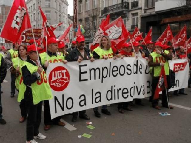 Португальцам сократили отпуска и упростили процедуру увольнения Португальцам сократили отпуска и упростили процедуру увольнения