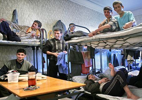Таджикистан для улучшения имиджа пригласит российских скинхедов в гости