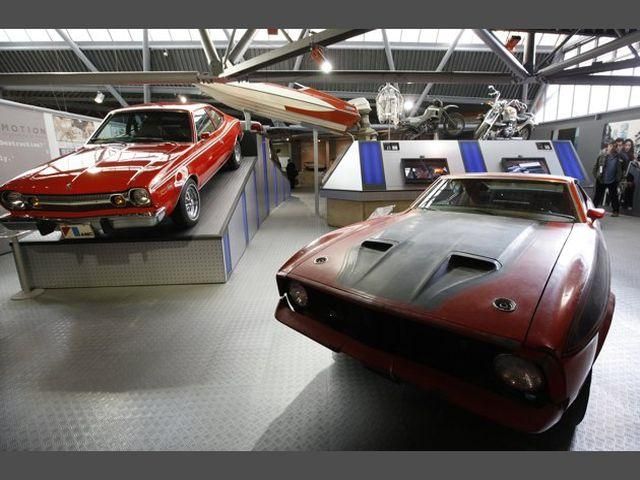 В Британии собрали 50 машин Джеймса Бонда В Британии собрали 50 машин Джеймса Бонда