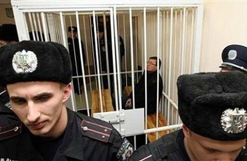 К Луценко вызвали "скорую" К Луценко вызвали "скорую"