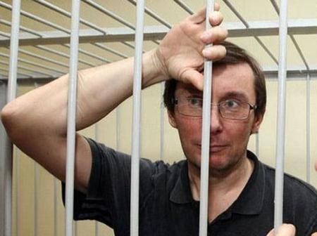 Суд решил работать дальше. Луценко говорит, что "загнется" Суд решил работать дальше. Луценко говорит, что "загнется"