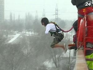 Отчаянные экстрималы прыгали с 40-метрового моста в ледяную воду