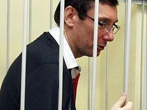 Луценка тримають у судовій "клітці" вже 13 годин