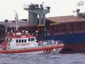 В Стамбуле контейнеровоз протаранил два судна