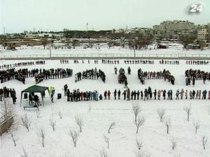 Патриотический флешмоб устроили ученики украинской гимназии в Симферополе Патриотический флешмоб устроили ученики украинской гимназии в Симферополе