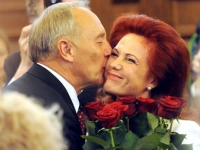 В Латвії в аварію потрапили автомобілі президента і спікера В Латвії в аварію потрапили автомобілі президента і спікера